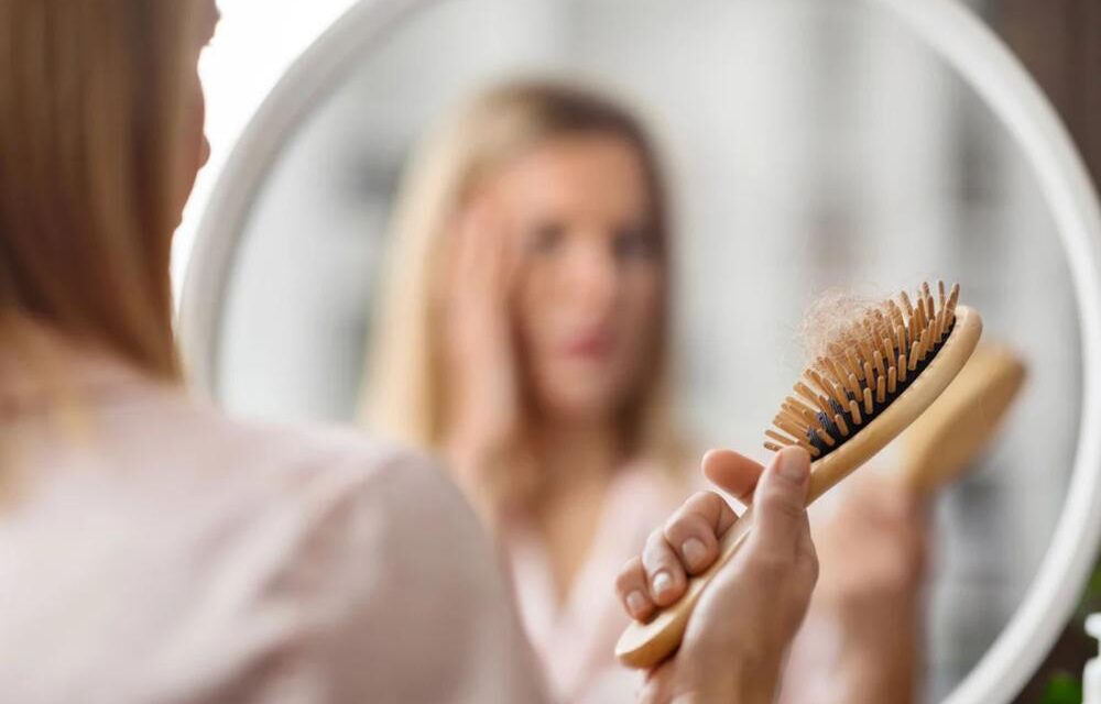 Caída del pelo en otoño: causas y soluciones