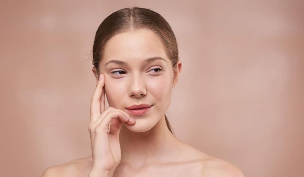 base de maquillaje MAC en piel natural con acabado uniforme y luminoso
