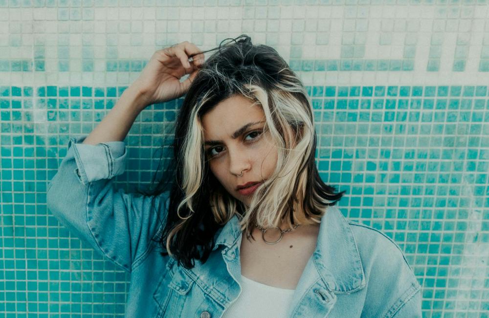 textura de cabello seco con mechas, enredado y sin brillo