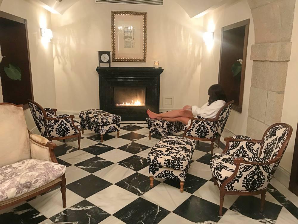 zona relax interior las caldas villa termal asturias descanso chimenea