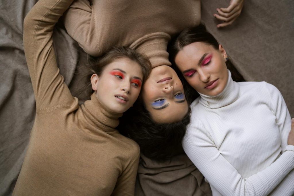 maquillaje con diferentes colores en mujeres según el tono de piel