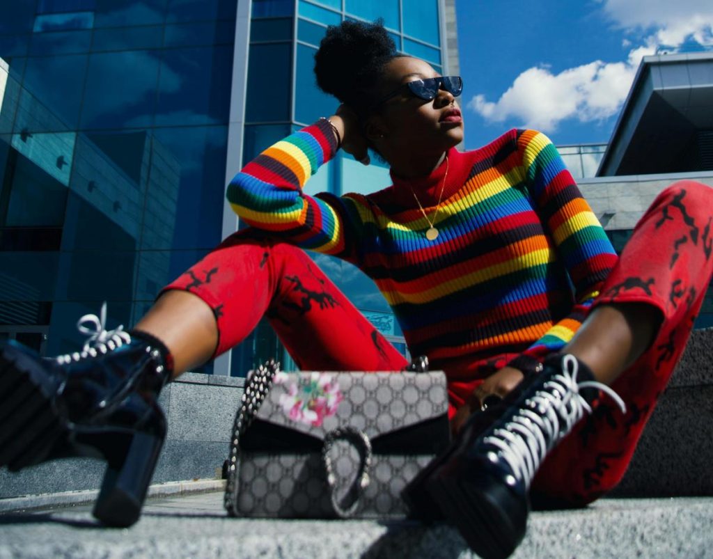 outfit con colores llamativos en mujer y su efecto en la imagen personal