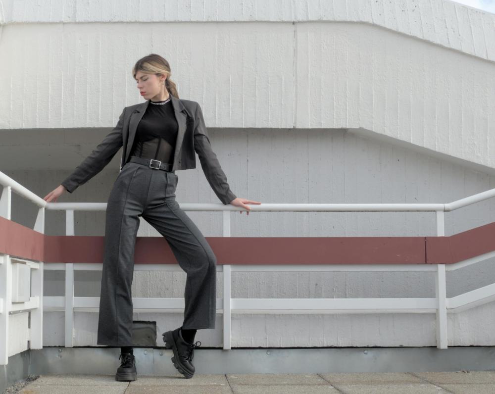 outfit mujer con prendas que estilizan