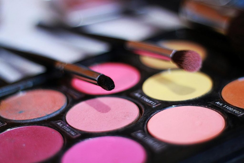 paleta de maquillaje con diferentes colores y su significado
