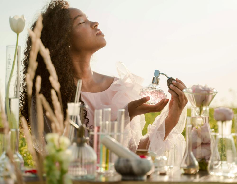 perfume vegano mujer con ingredientes naturales y flores