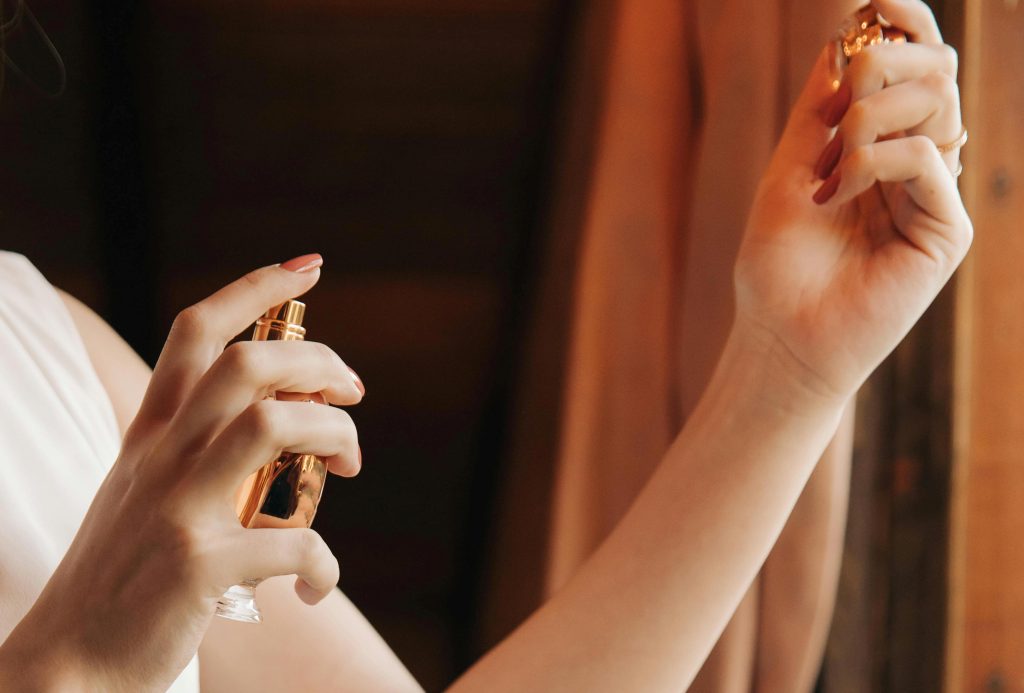 probar perfume vegano mujer en muñeca