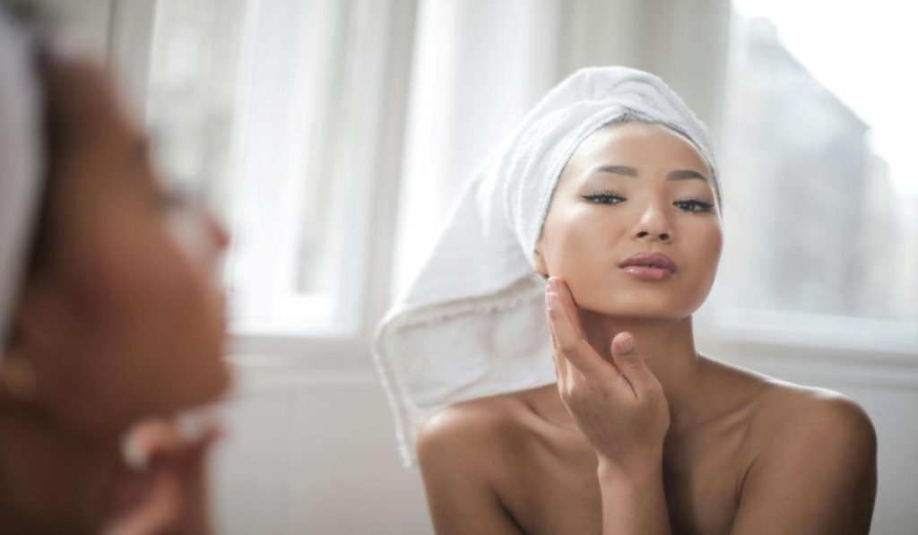 Mujer realizando rutina facial para conseguir una piel luminosa