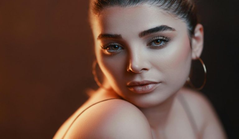 Mujer con piel luminosa y glow natural sin efecto graso