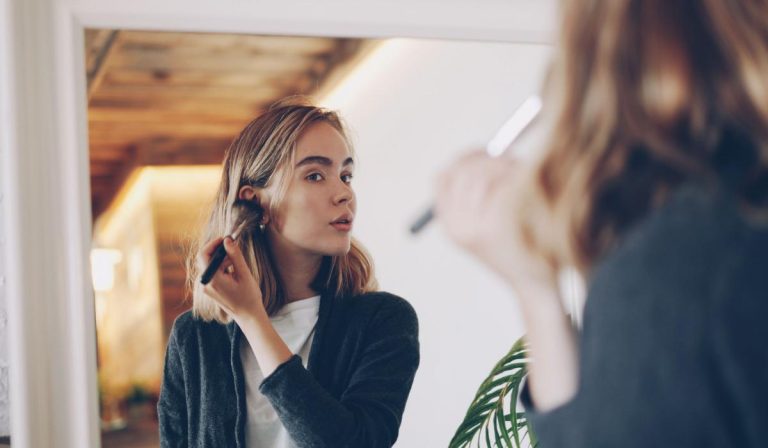 Mujer aplicando maquillaje con una brocha para conseguir un acabado natural