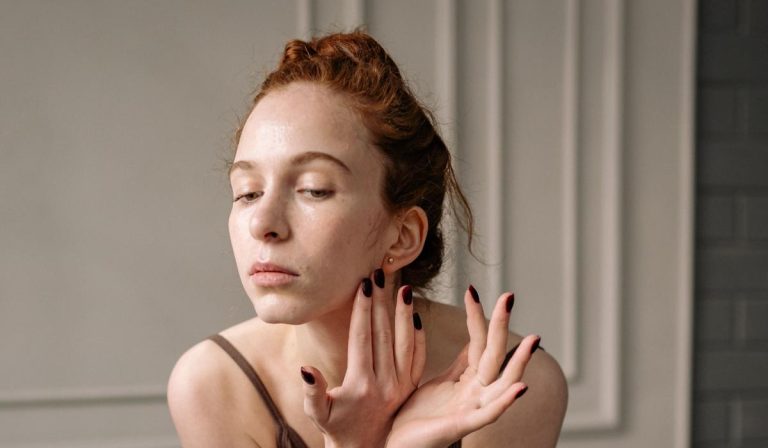 Mujer cuidando su piel durante su rutina diaria de protección solar facial