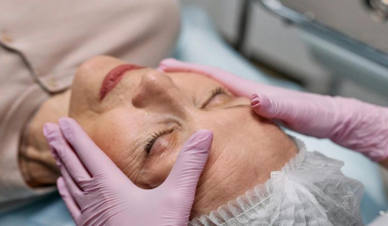 Mujer recibiendo un tratamiento de rejuvenecimiento facial para mejorar la calidad de la piel