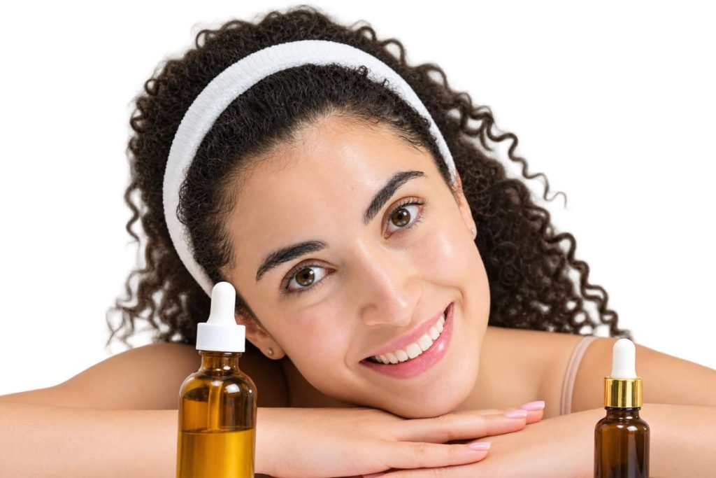 Mujer junto a dos sérums faciales de retinoides