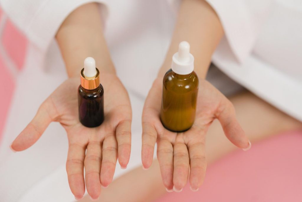 Dos sérums faciales como opciones de tratamiento con retinoides