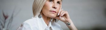 Mujer adulta antes de elegir entre ácido hialurónico o neuromoduladores