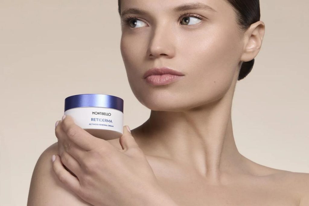 Mujer sosteniendo un tarro de Montibello Retiderma Retinoid Renewal Cream