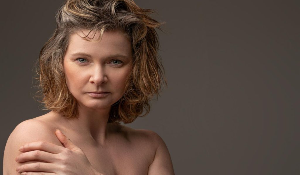 Retrato de una mujer adulta con la piel del rostro visible