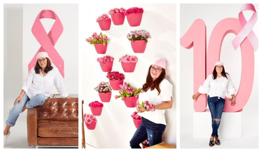 Sonia Gil participa en una campaña contra el cáncer, junto a un lazo rosa y una decoración floral.